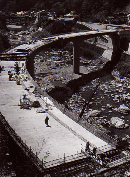 山峡に掛かる橋の工事現場