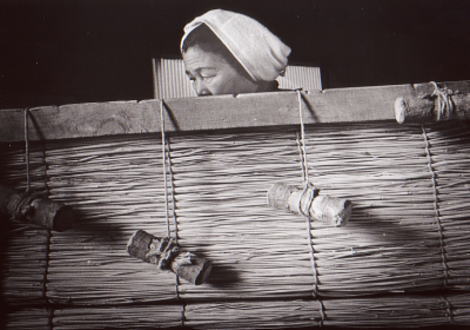 俵を編む老女の画像
