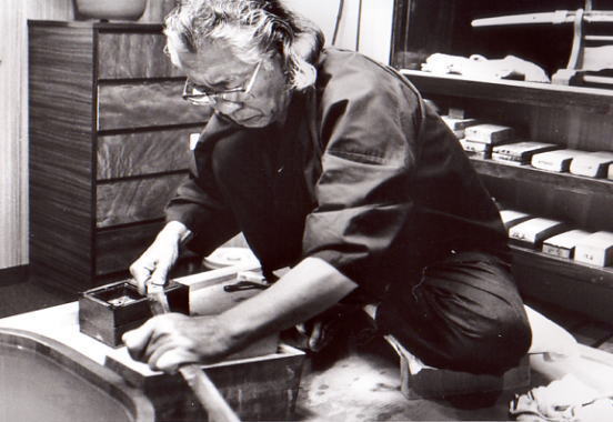 日本刀を研ぐ研ぎ師の画像